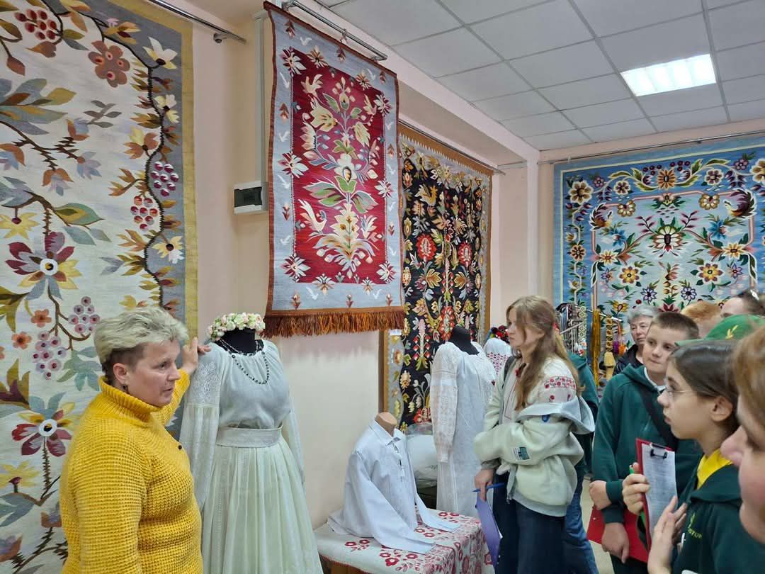 Полтавські школярі — гості Всеукраїнського центру вишивки та килимарства