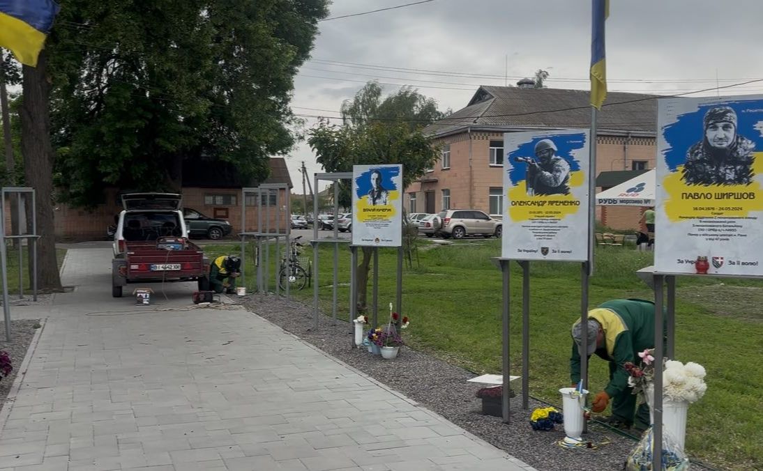 На алеї Героїв у Решетилівці встановлюють портрети загиблих земляків
