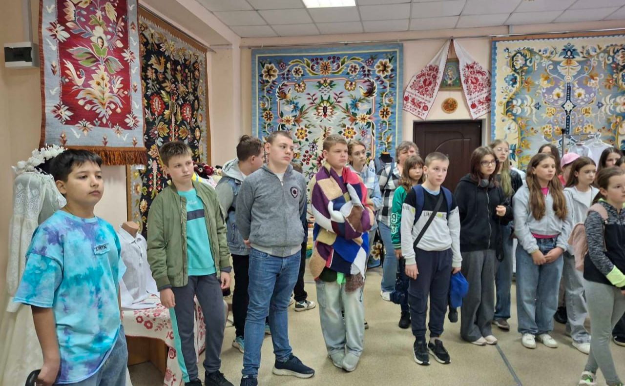 Полтавські школярі — гості Всеукраїнського центру вишивки та килимарства