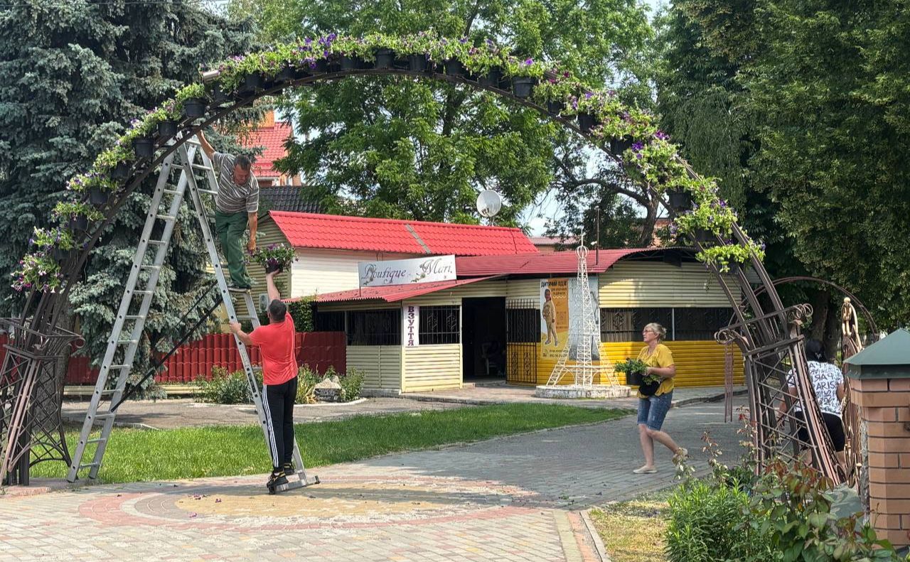 Вхід у центральний парк міста прикрашають понад 50 вазонів з петуніями