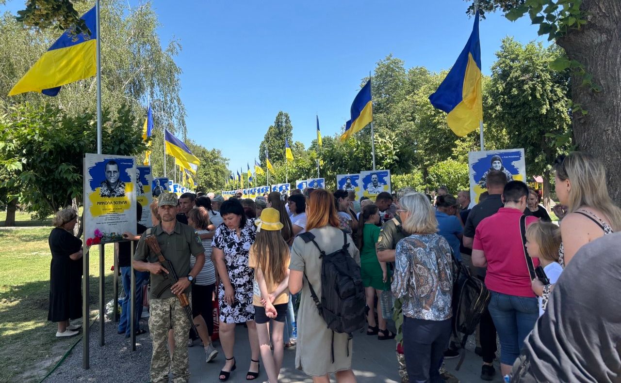У Решетилівці на Алеї Героїв урочисто відкрили нові портрети полеглих земляків
