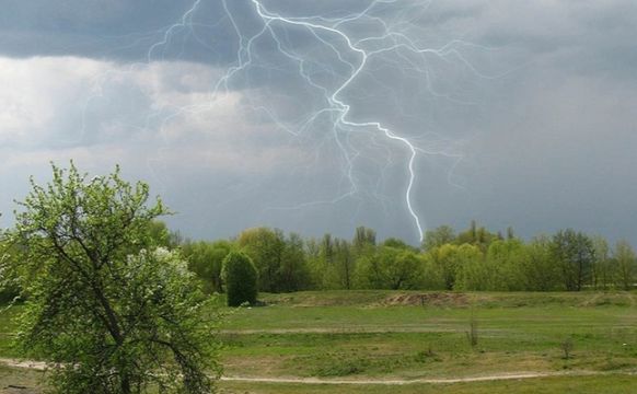 У четвер прогнозують грози та шквали