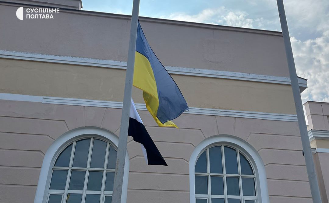 У Полтаві підійняли біло-чорний «Прапор «Надії»