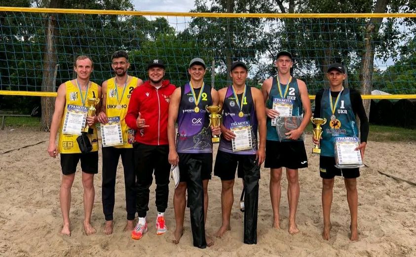 Гравці ВК «Решетилівка» — брати Бойки — переможці чемпіонату з пляжного волейболу
