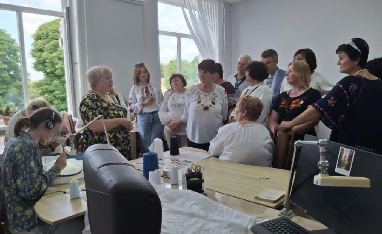 Освітяни Лубенщини — гості Всеукраїнського центру вишивки та килимарства