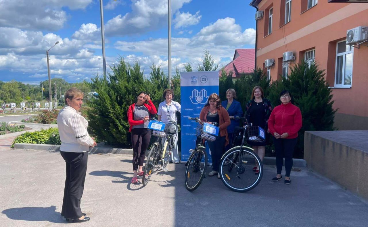Соцпрацівники 6 громад області отримали елекровелосипеди