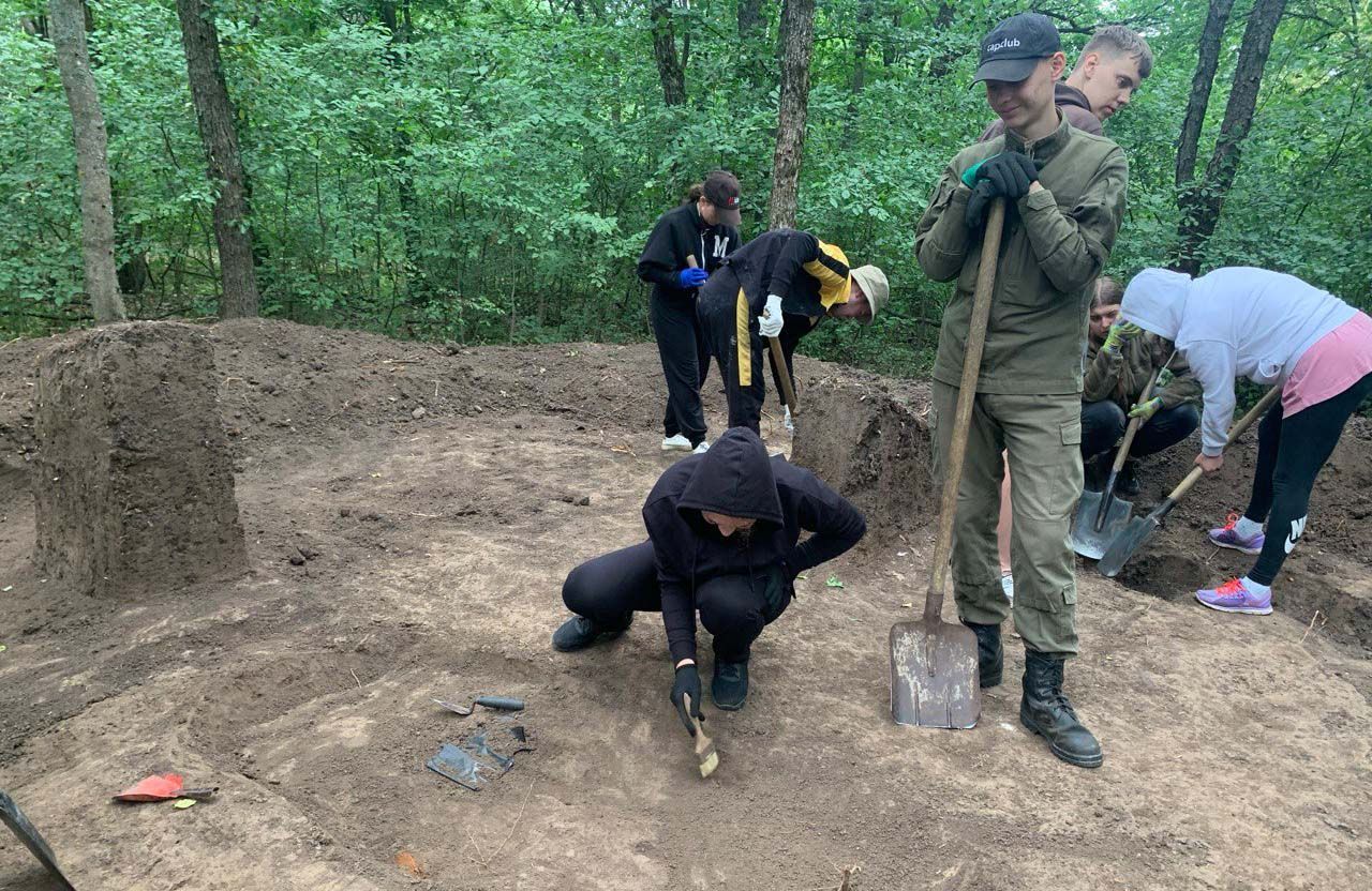 У Більському заповіднику знайшли тисячолітнє поховання жінки з прикрасами