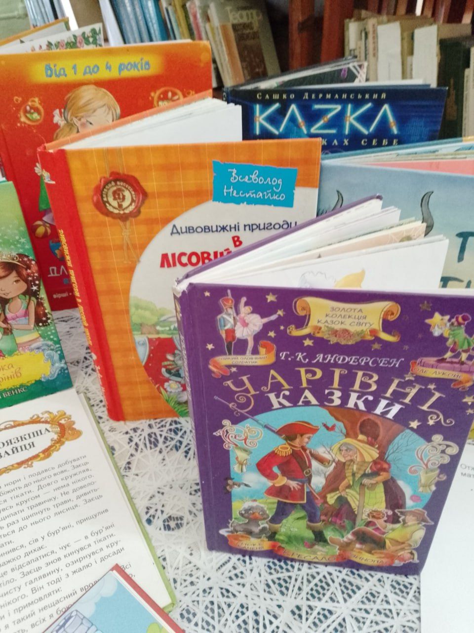 У Потічанській бібліотеці презентували виставку для найменших книголюбів
