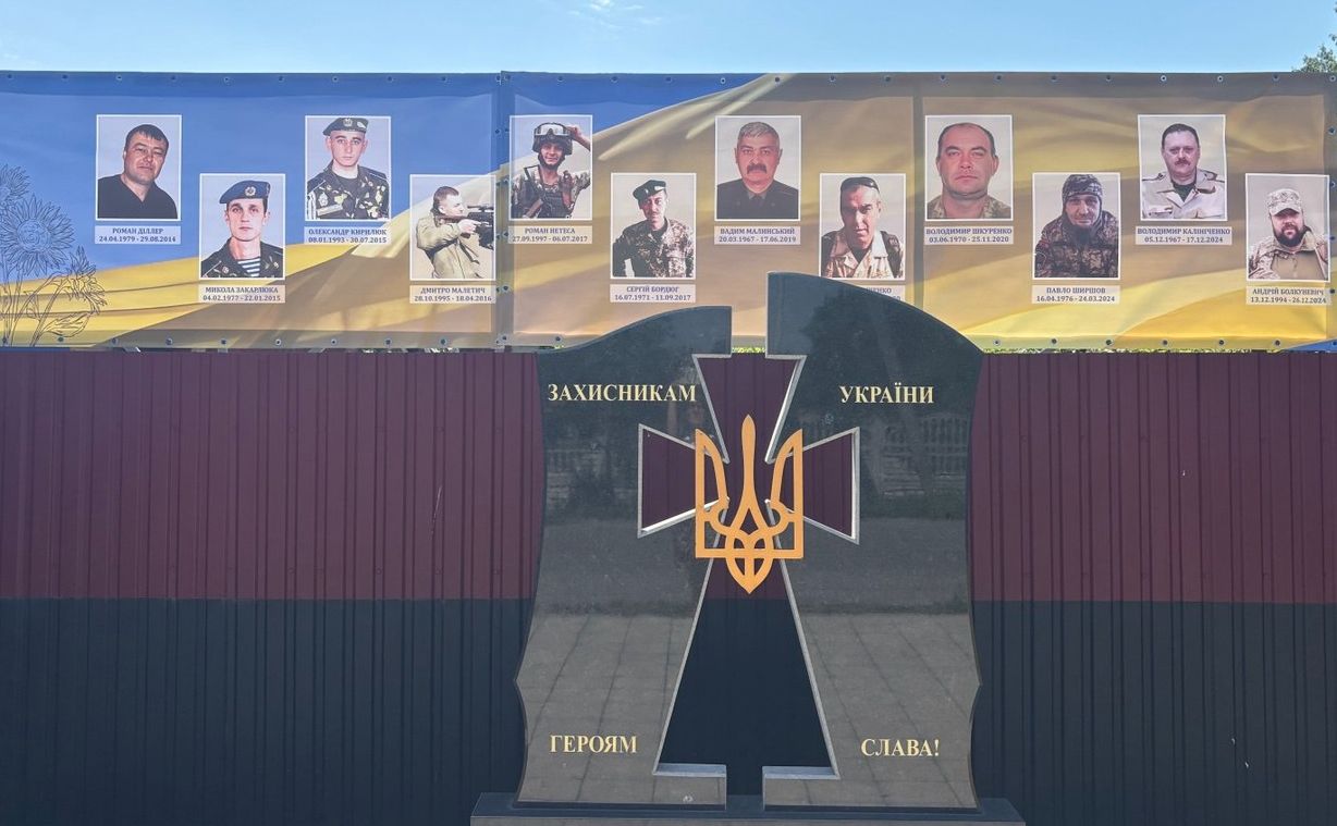 Решетилівка пам’ятає: оновили банери полеглих біля пам’ятника воїнам АТО