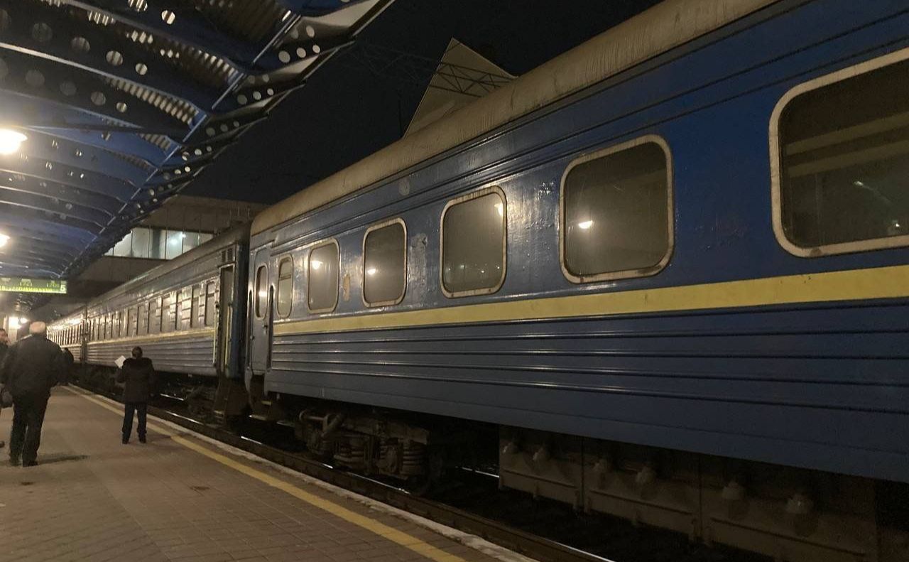 «Укрзалізниця» підписала договір з Крюківським вагонобудівним заводом на закупівлю 5 пасажирських вагонів