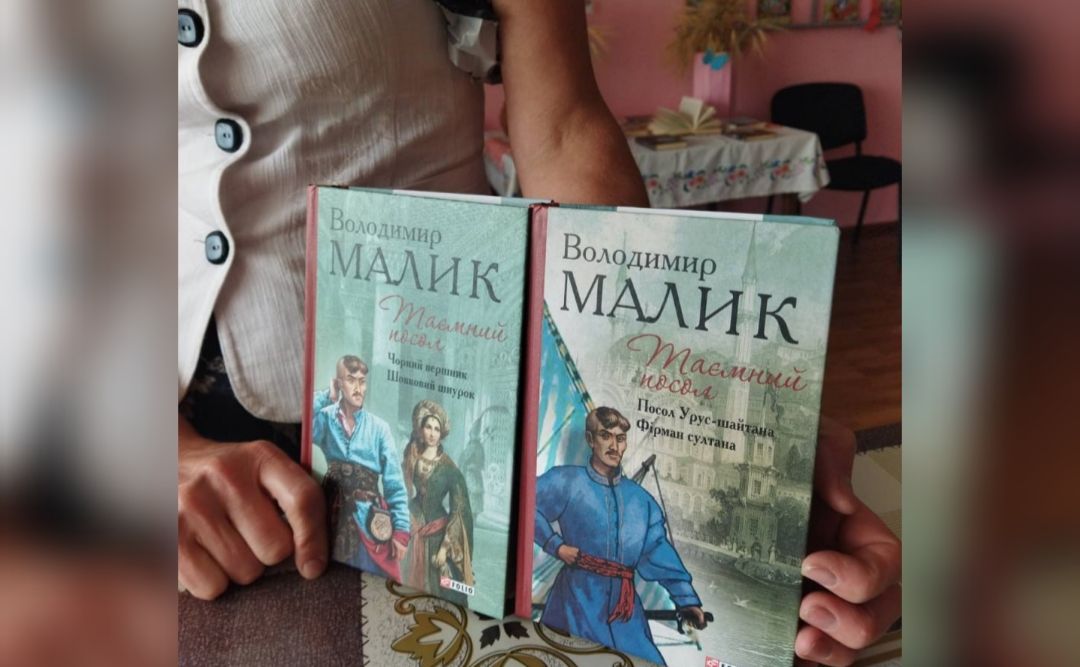 Жителі громади підтримують акцію «Подаруй бібліотеці книгу»