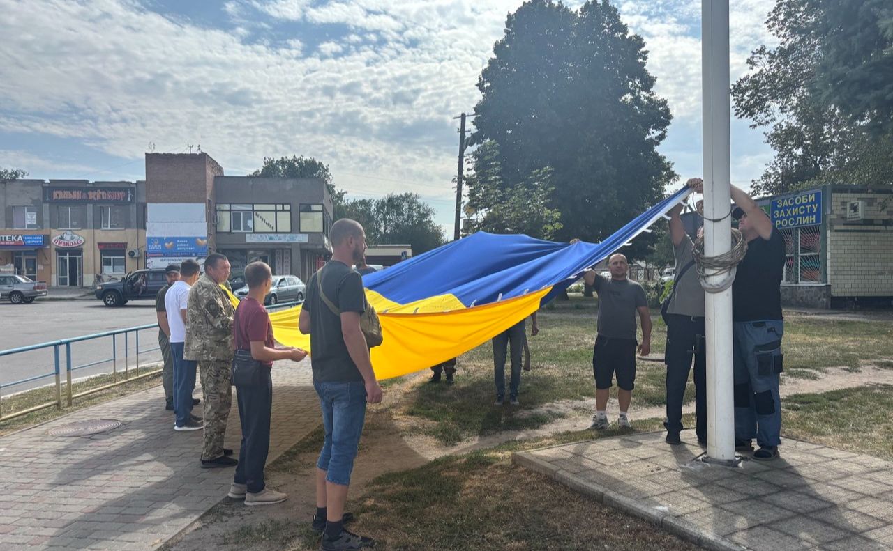 У Решетилівці урочисто підняли державний стяг з підписами військових, волонтерів, ветеранів