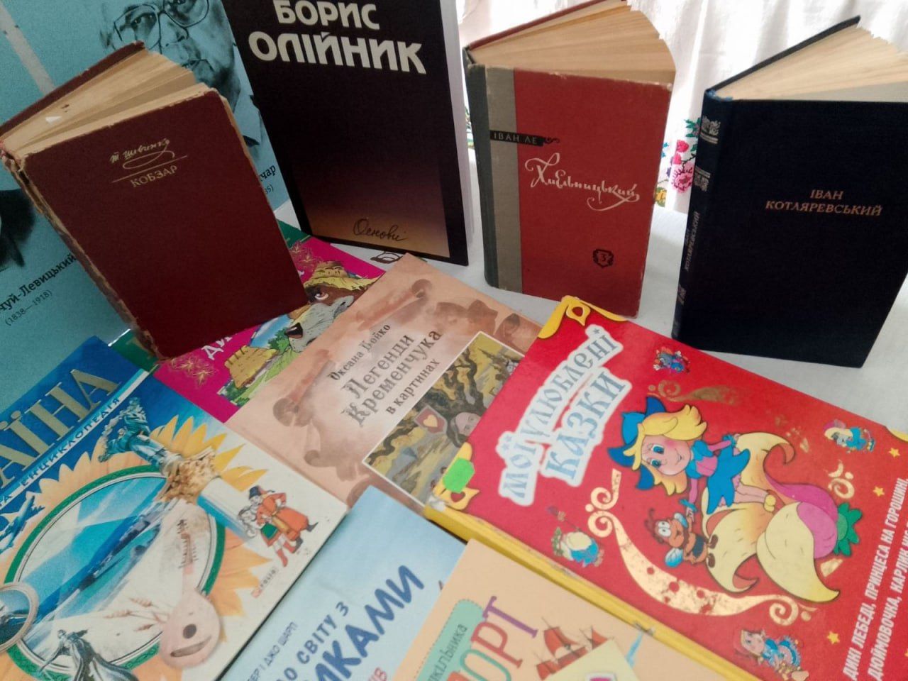 У книгозбірнях відкрили осінні виставки