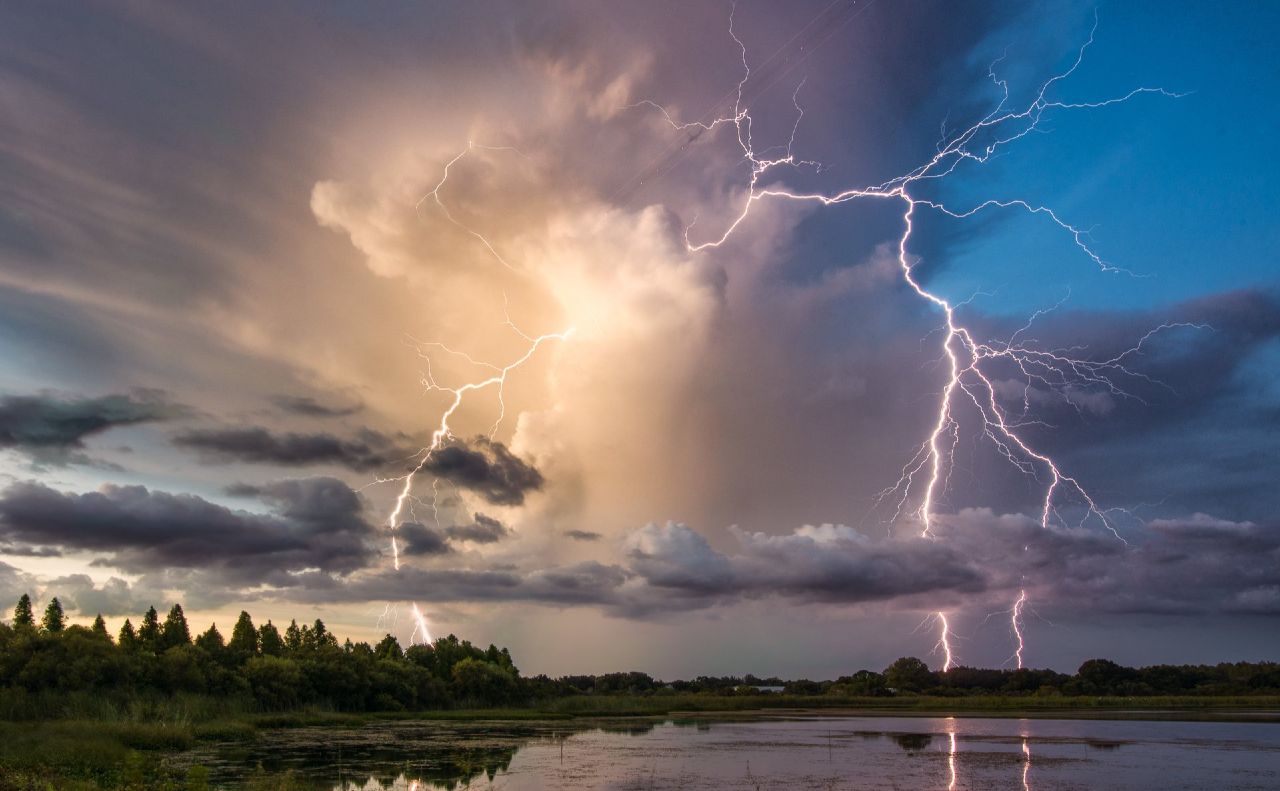 Грозу прогнозують у другій половині дня