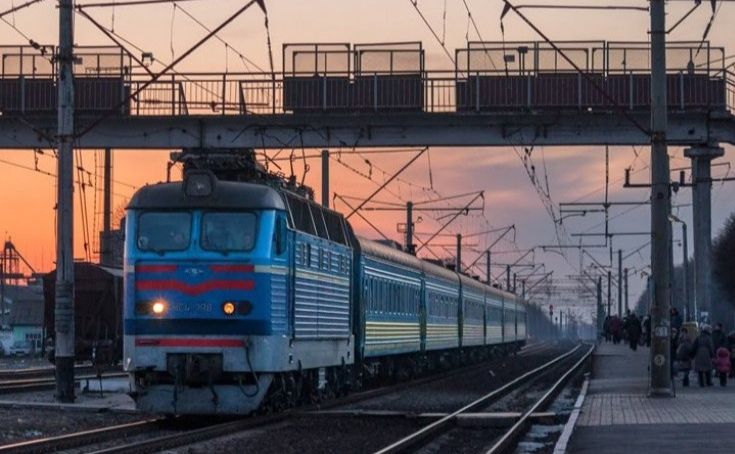 Укрзалізниця тимчасово скасували рух деяких приміських поїздів
