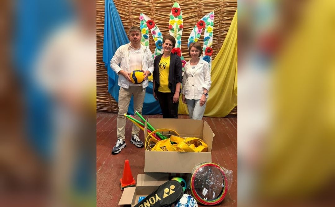 Олександр Біленький і Оксана Дядюнова передали спортінвентар та настільні ігри
