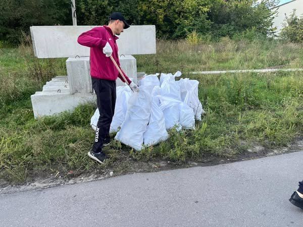 Працівники виконкому навели лад на території лісового масиву