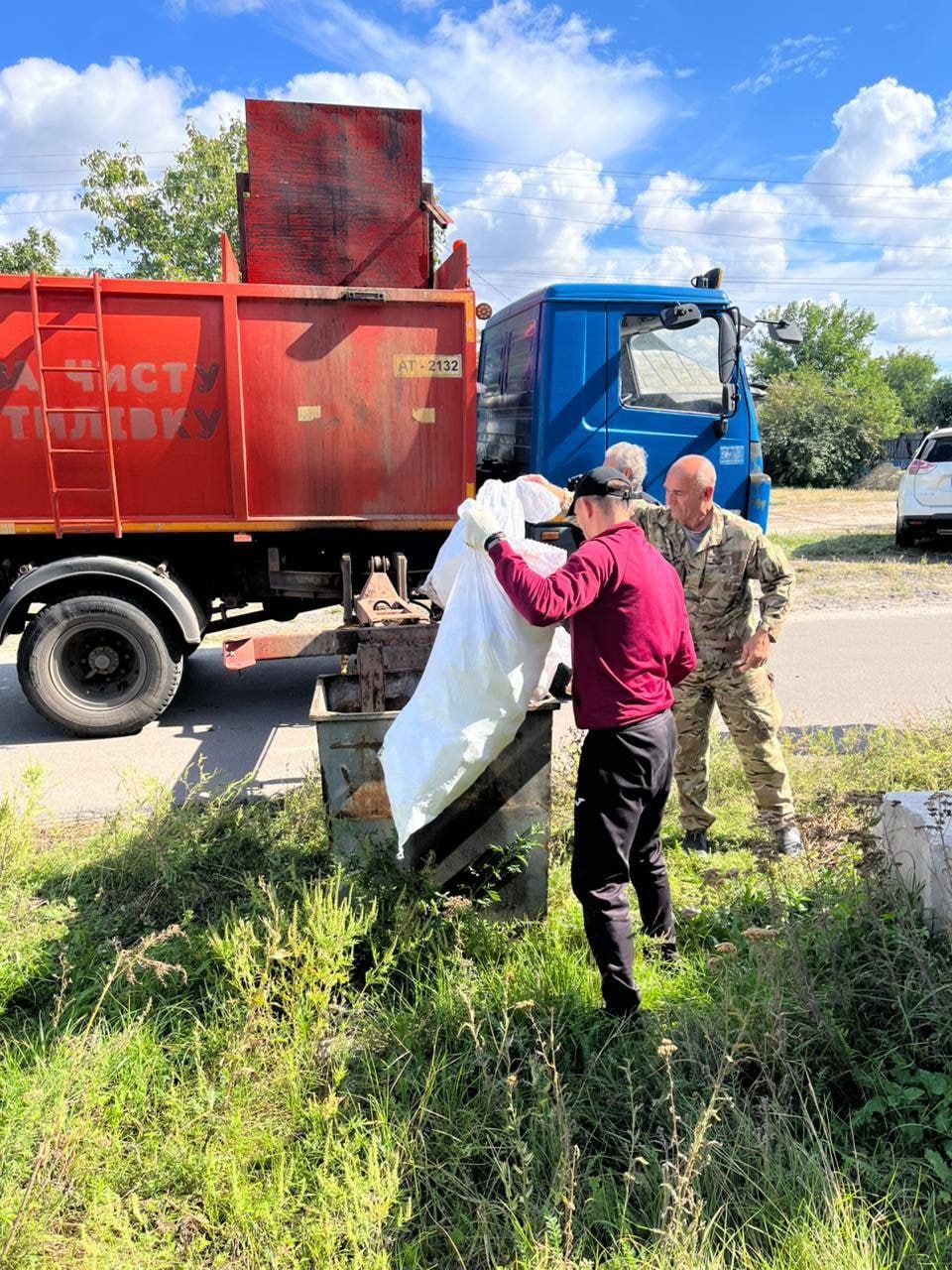 Працівники виконкому навели лад на території лісового масиву
