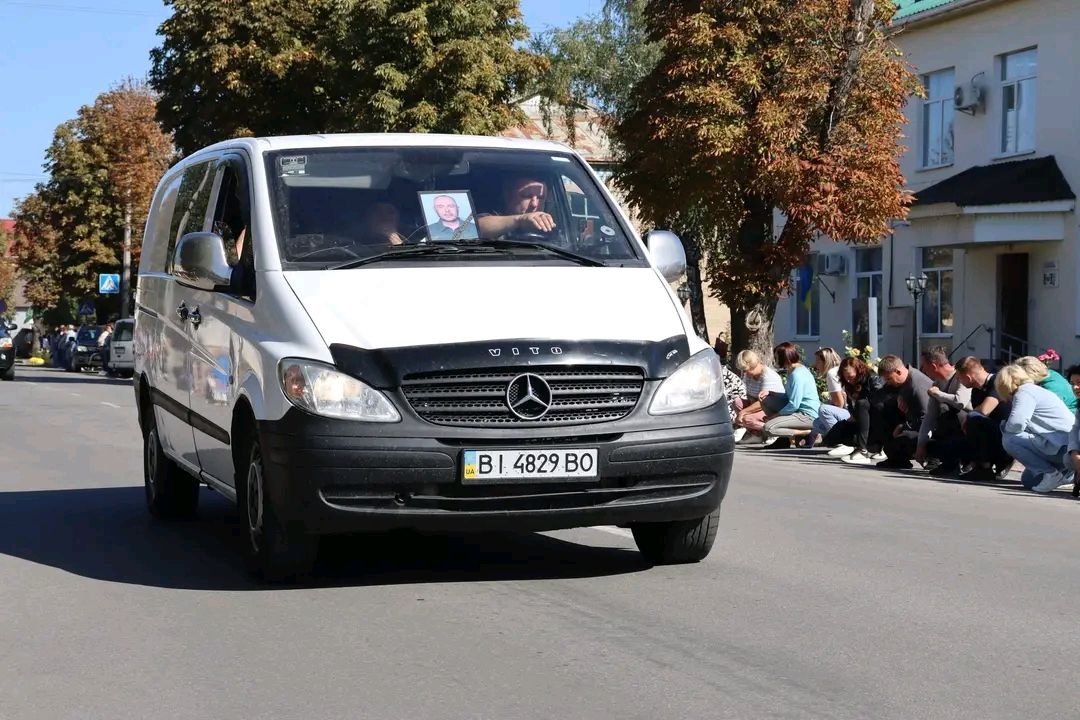 У Решетилівці провели в останню путь Захисника України Олександра Паламаря