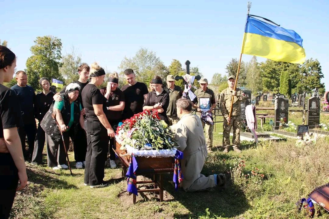 У Решетилівці провели в останню путь Захисника України Олександра Паламаря