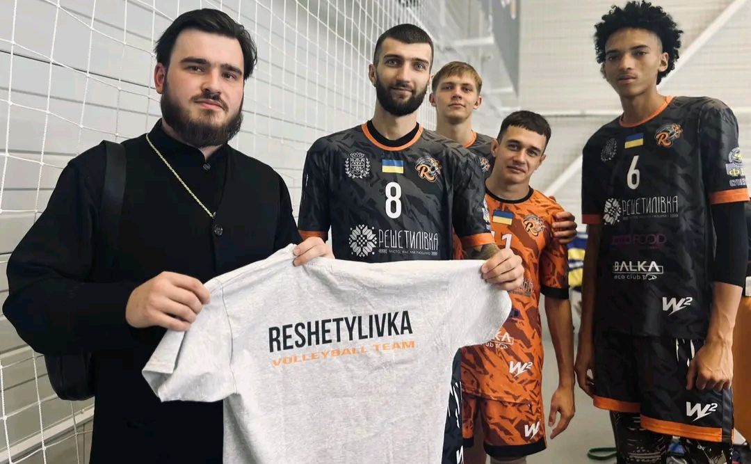 У волейбольному клубі «Решетилівка» розіграли футболку за донат для ЗСУ