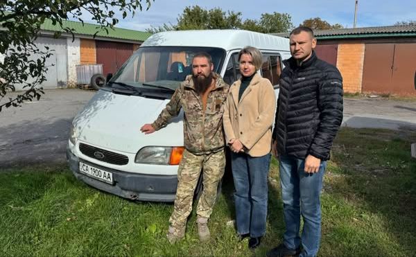Громада передала автівку Павлу Єременку