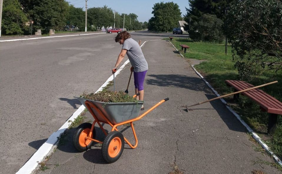 Комунальники дбають про читоту у громаді
