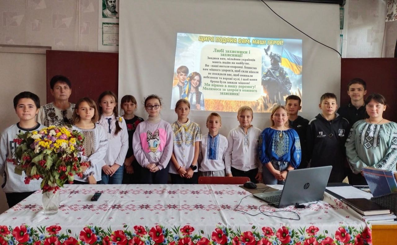 Остап’євські школярі вшанували захисників та захисниць України