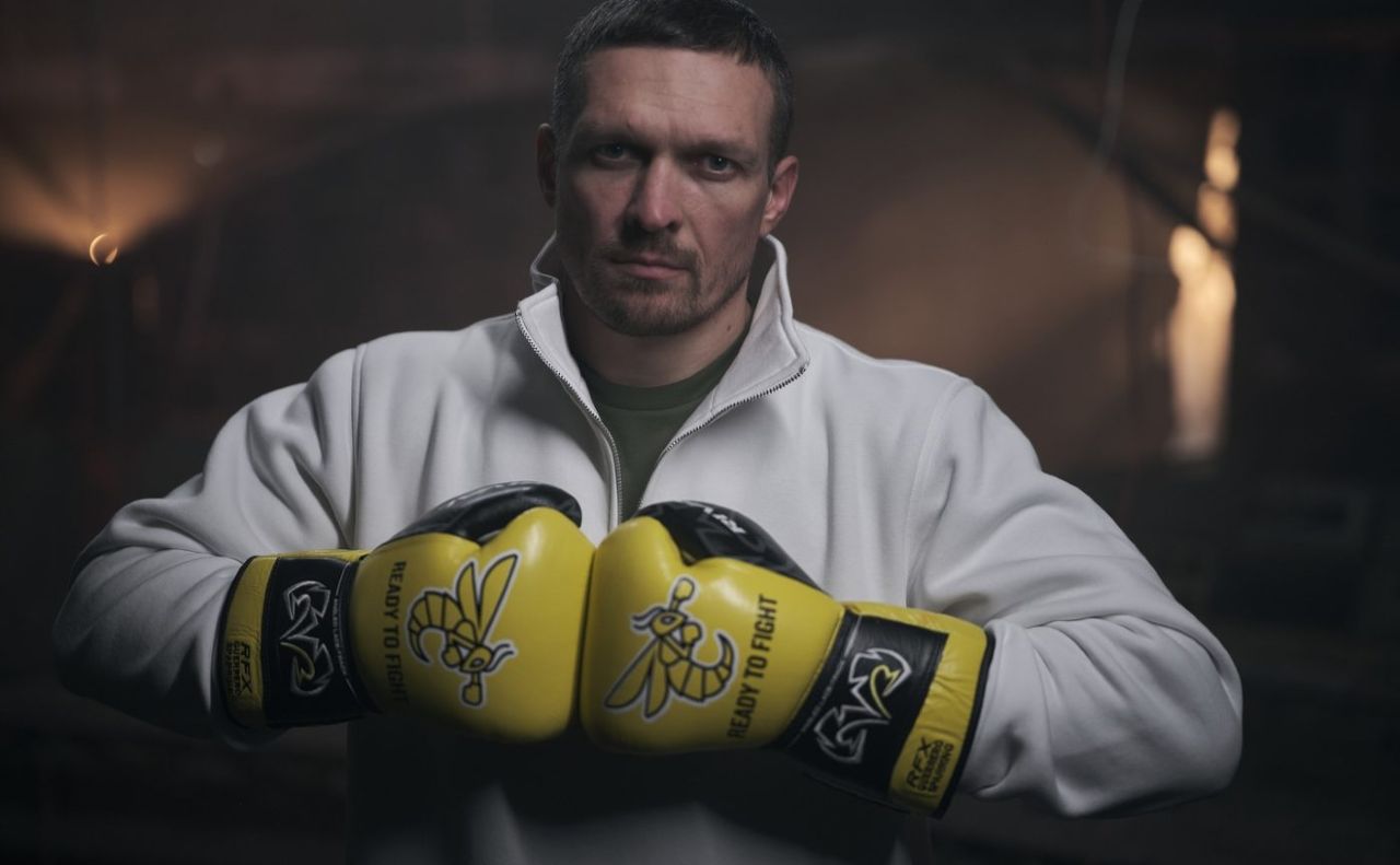 Олександр Усик передав на аукціон свої боксерські рукавиці