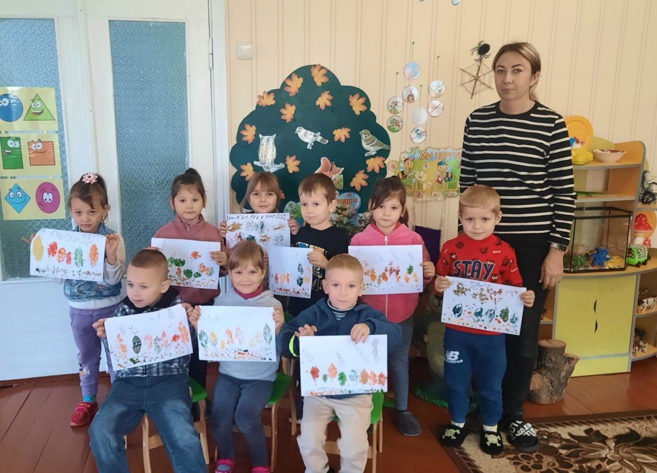 Вихованці гуртка «Природа і фантазія» вивчають найчарівнішу пору року — осінь