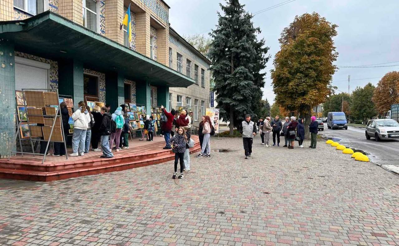 До Дня художника у Решетилівці відбулася виставка юних митців
