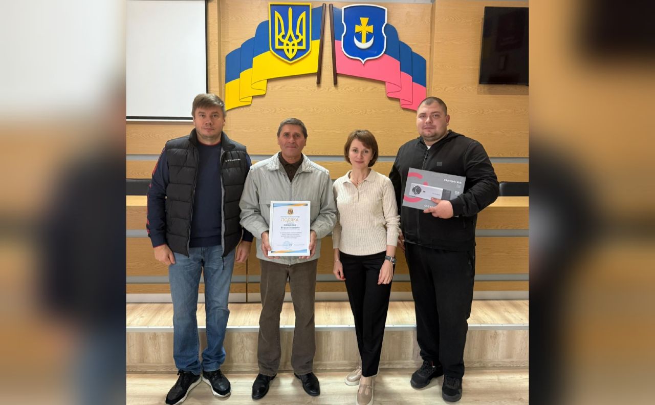 Громаді Пасічників подарували проектор і екран