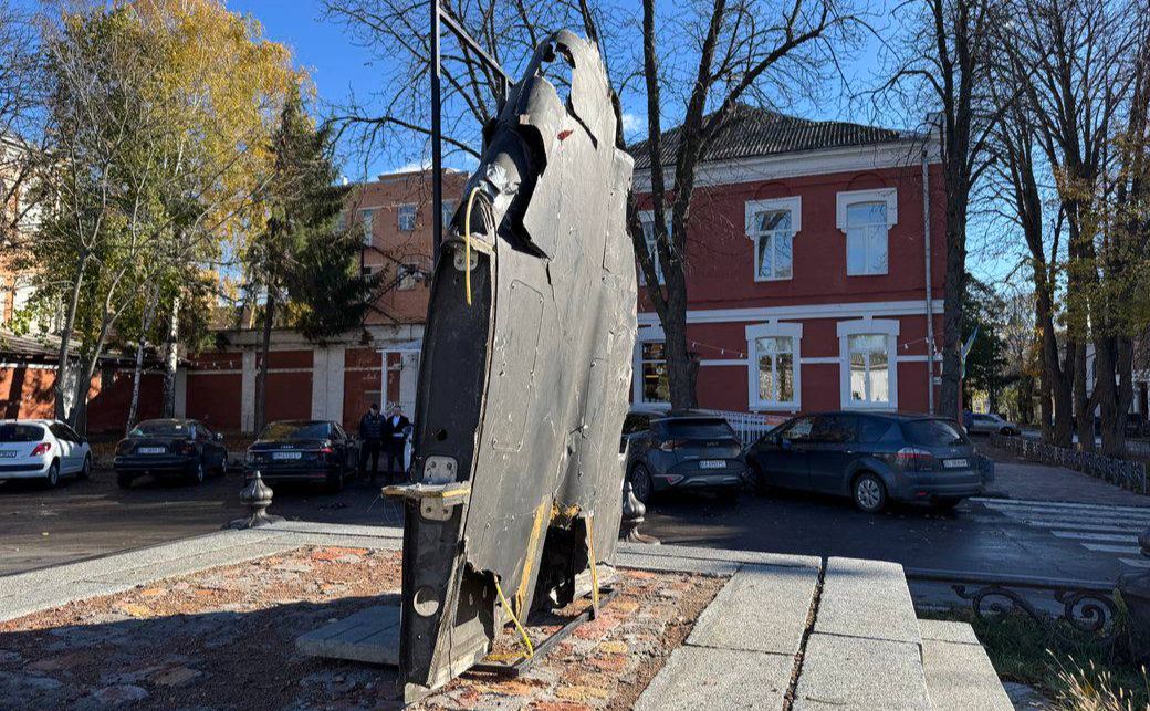 У центрі Полтави встановили уламок «шахеда»