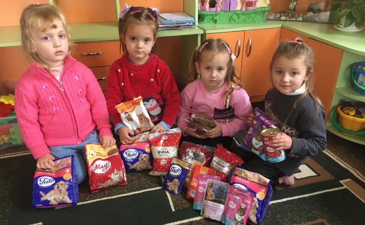 Маленькі вихованці «Ромашки» зібрали 80 кг кормів для тварин