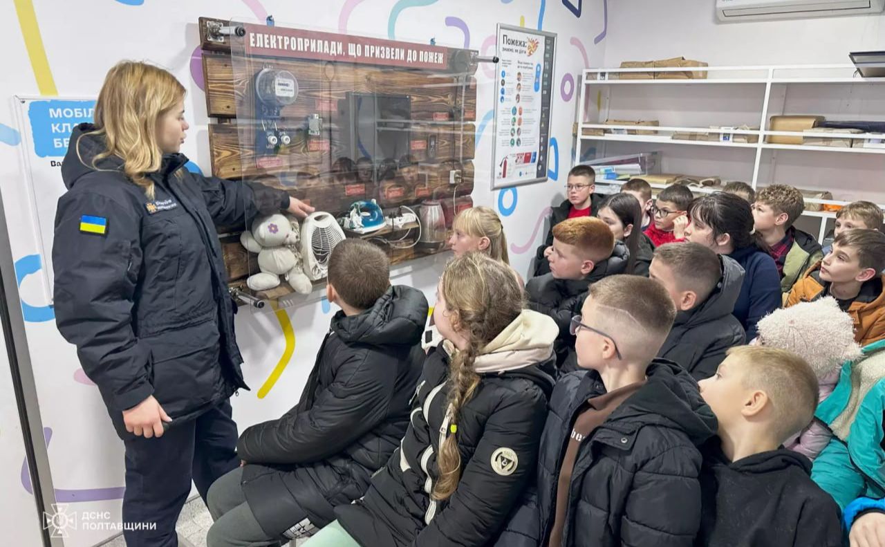 На Полтавщині мобільний клас безпеки продовжує навчати дітей, як діяти у надзвичайних ситуаціях