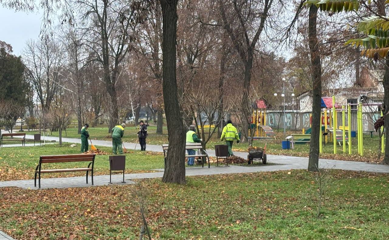 Комунальники готують до зими парки та сквери громади