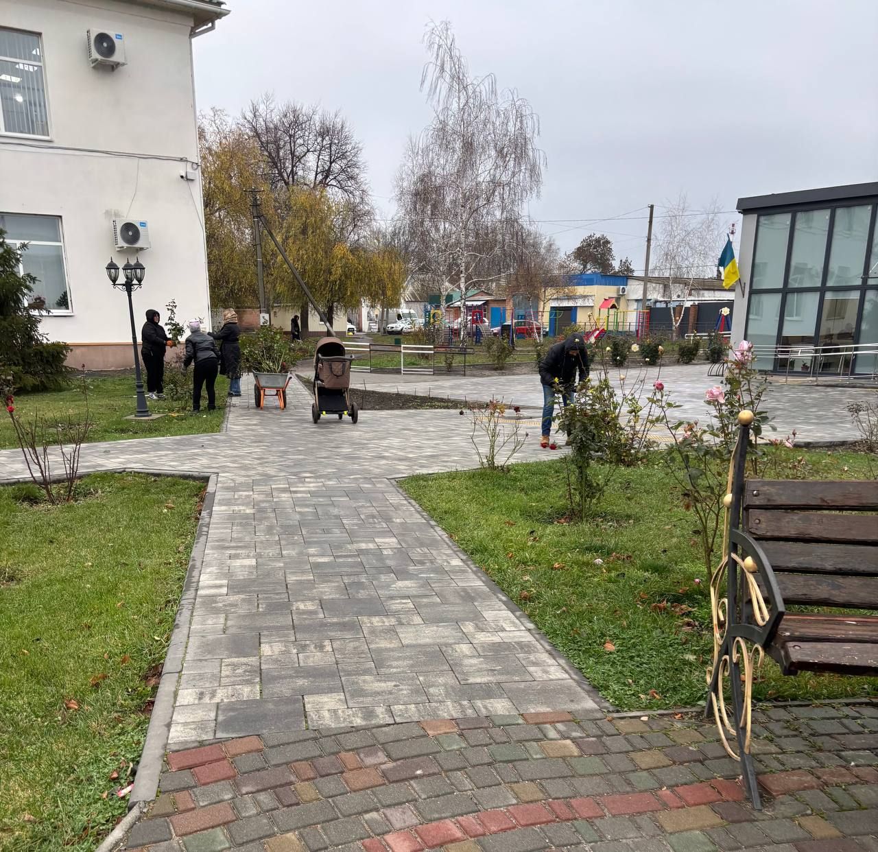 Комунальники готують до зими парки та сквери громади