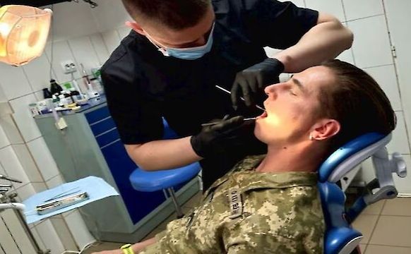 Безкоштовне зуболікування та протезування для ветеранів і ветеранок: як отримати послуги