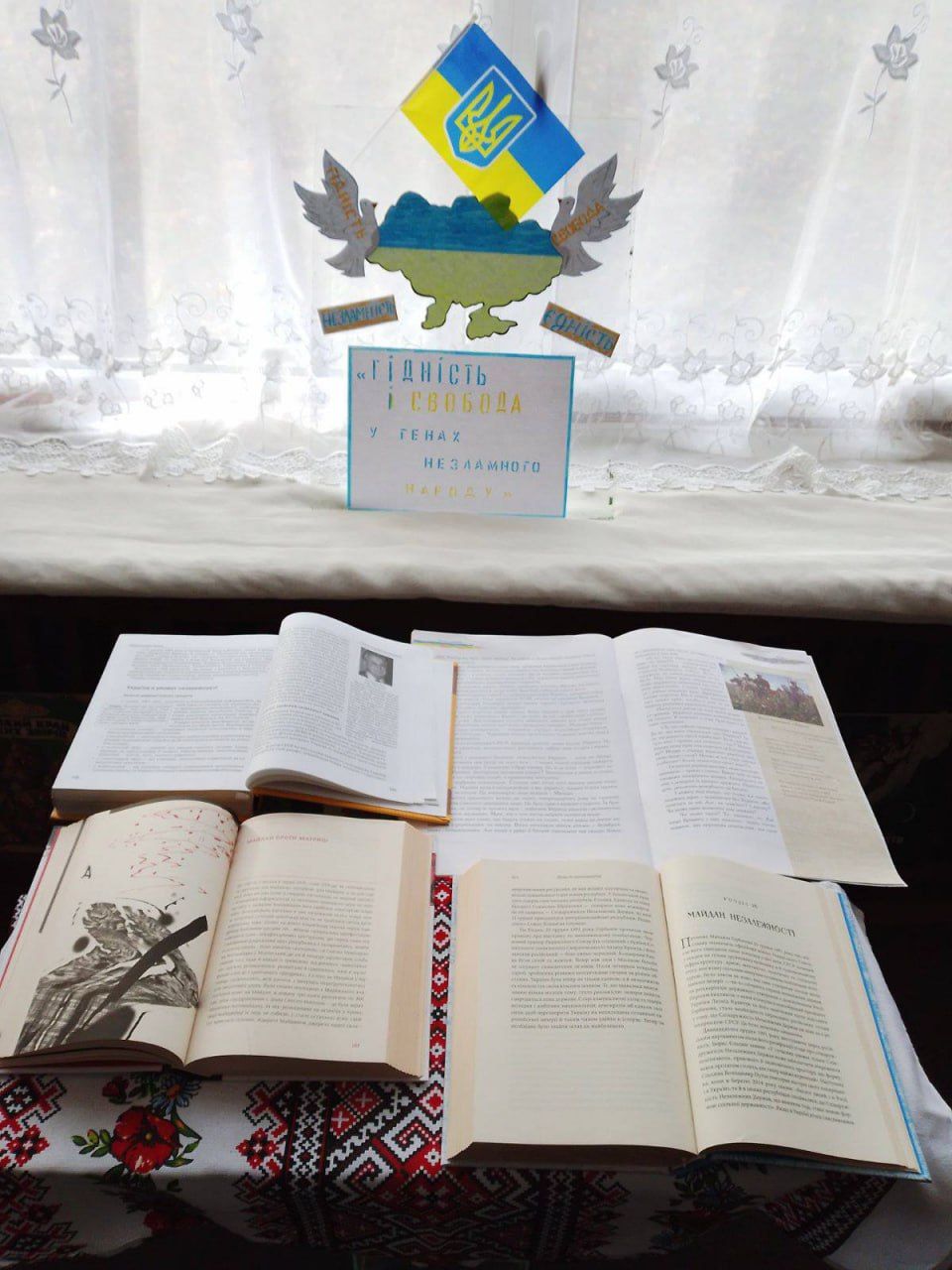 У книгозбірнях відкрили виставки до Дня Гідності та Свободи