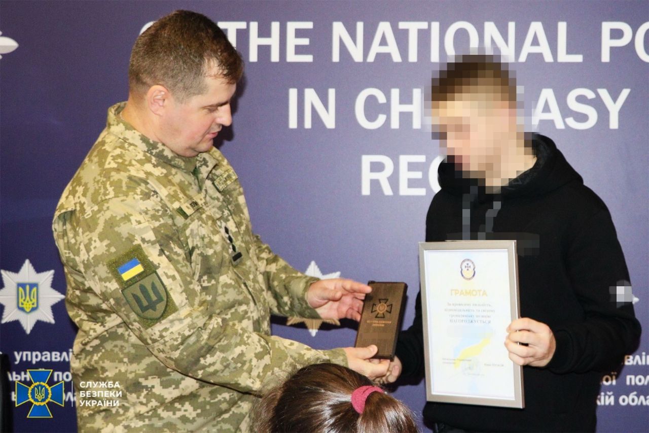 «„Спали“ ФСБшника»: СБУ і Нацполіція нагородили підлітків, які викрили плани ворога