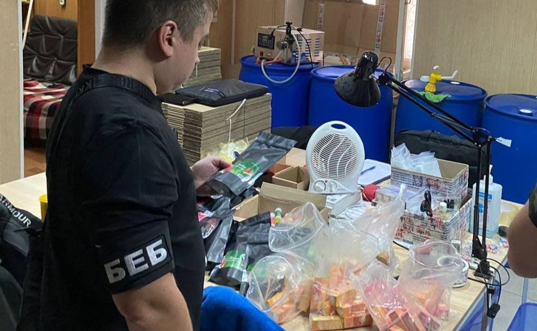 На Полтавщині судитимуть трьох чоловіків за незаконне виробництво рідин для електронних сигарет