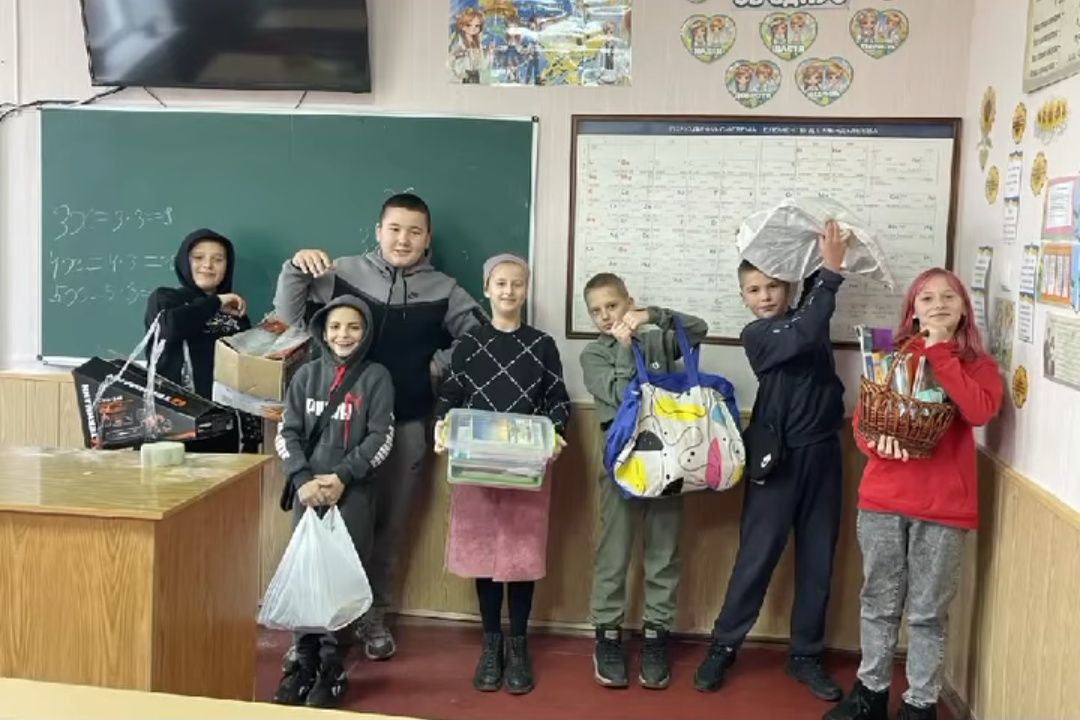 Несли підручники у шоперах та боксах: у Демидівці пройшла акція «День без рюкзаків»