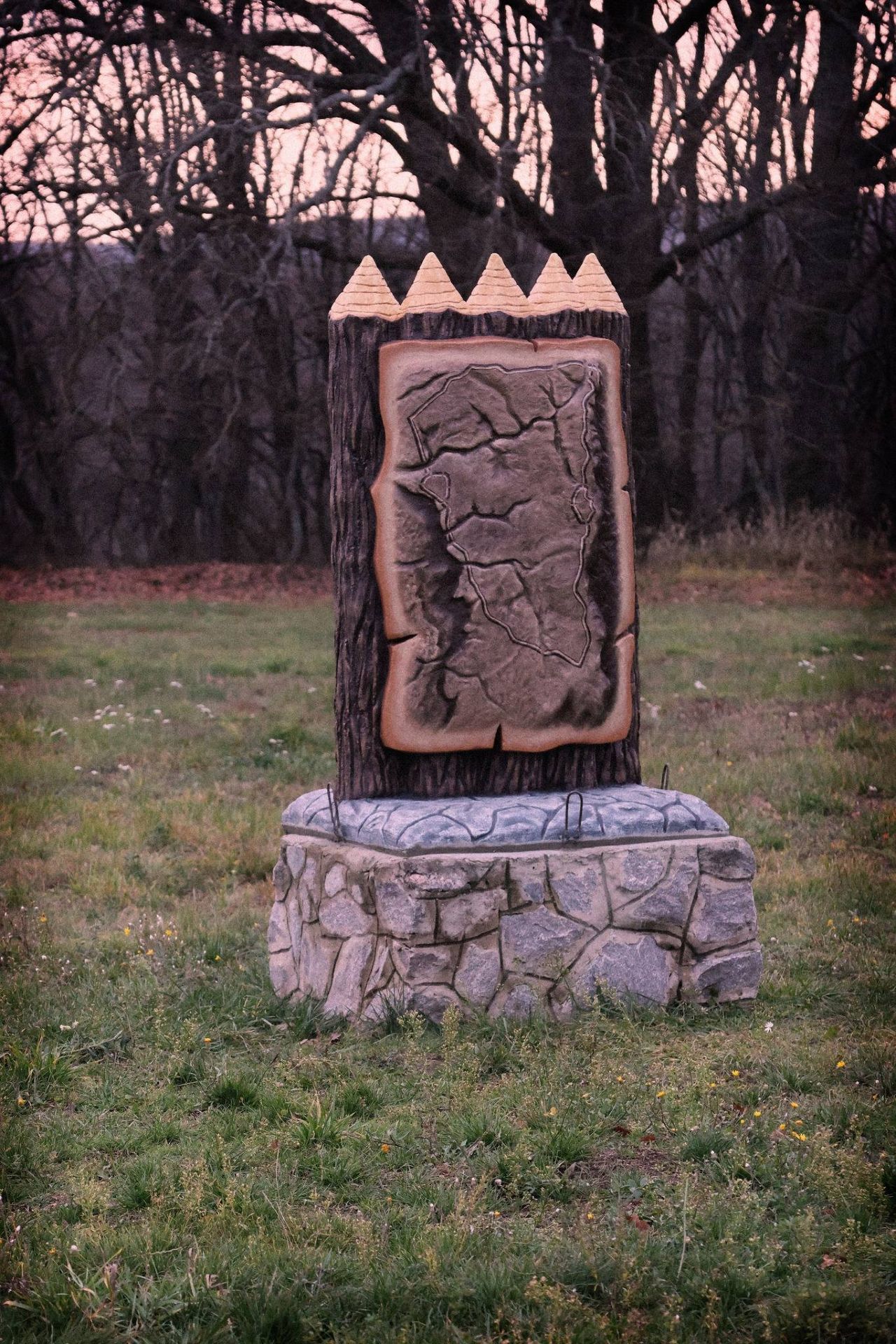 На Барвінковій горі у Більську встановили 6 масштабних скульптур