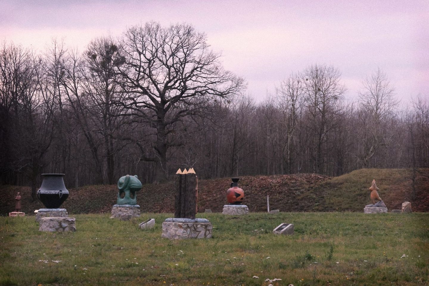 На Барвінковій горі у Більську встановили 6 масштабних скульптур