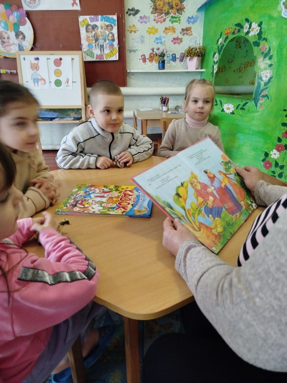 Для колотіївських дітлахів організували гру-подорож у світ казок