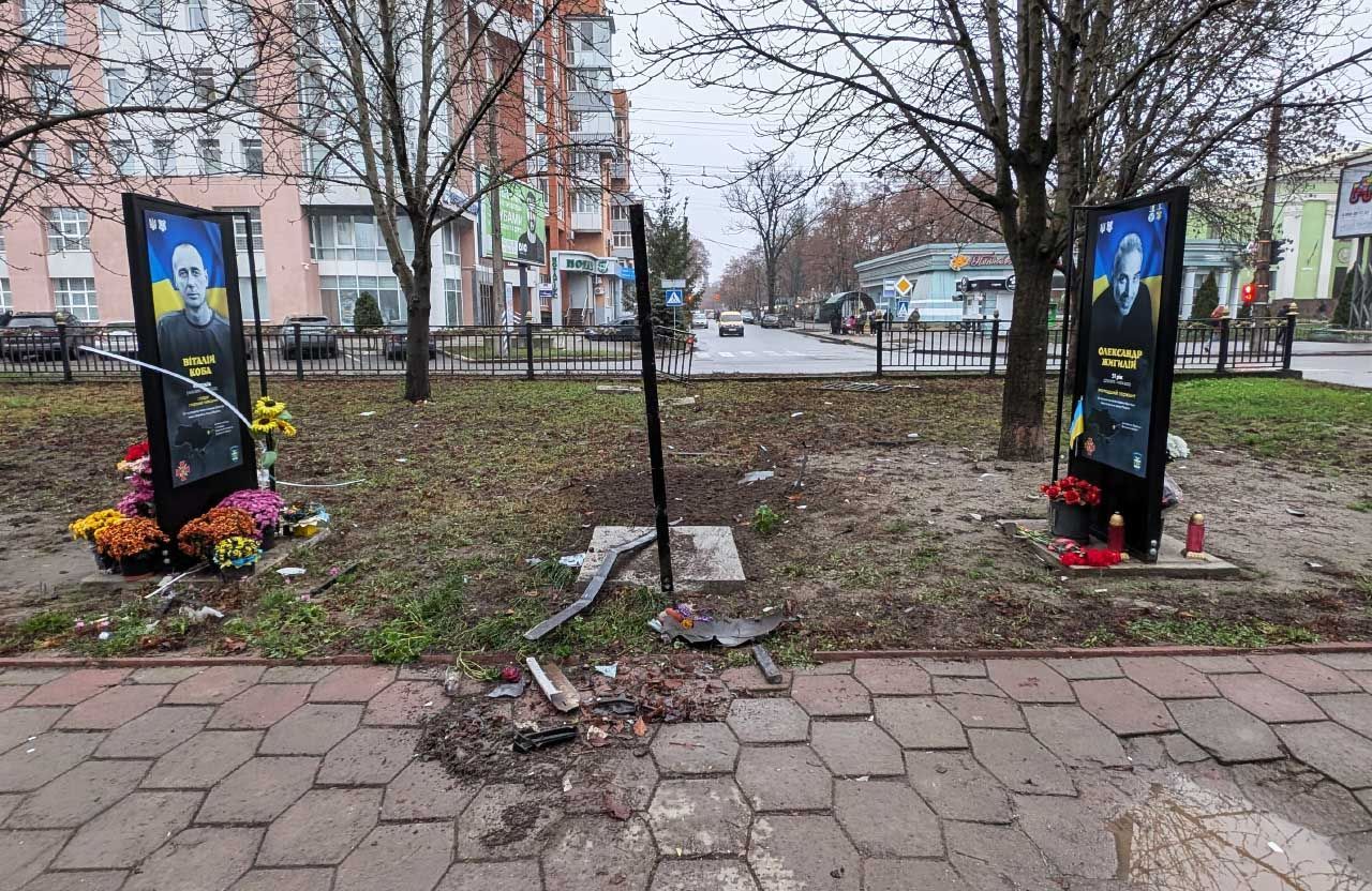 Нетверезий водій пошкодив меморіальні щити на Алеї Героїв у Полтаві