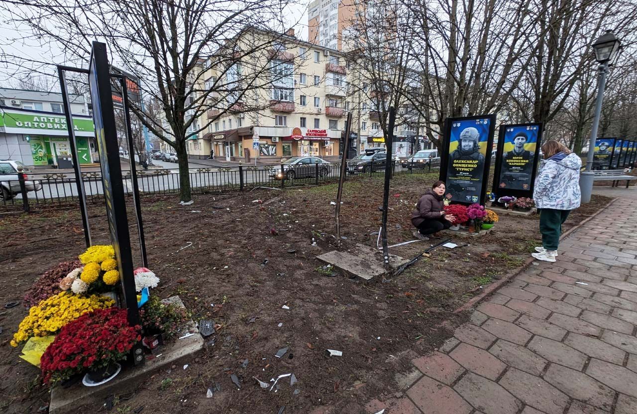 Нетверезий водій пошкодив меморіальні щити на Алеї Героїв у Полтаві