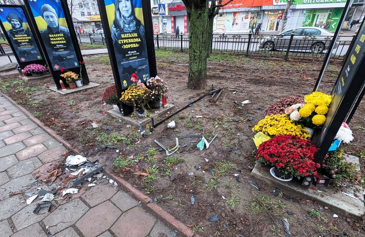 Нетверезий водій пошкодив меморіальні щити на Алеї Героїв у Полтаві