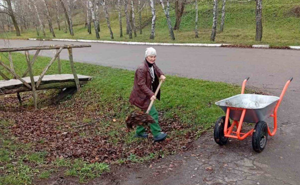 Решетилівські комунальники впорядковують території старостатів