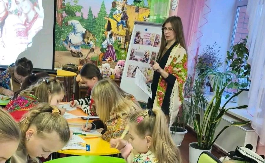 Година духовності про українську хустку: у Решетилівці дітям розповіли про символ жіночої сили та родинної традиції